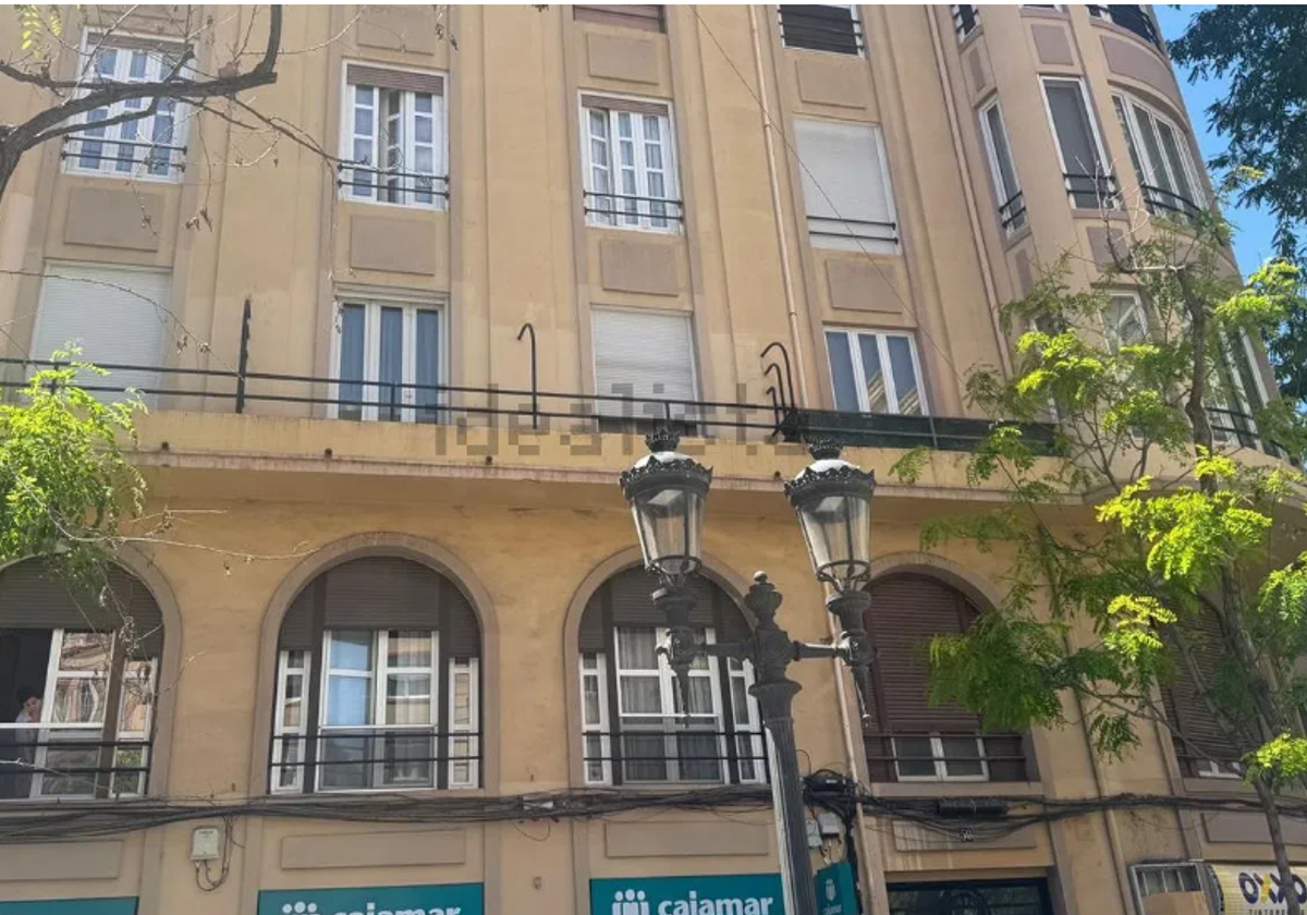 Imagen de la fachada de la casa okupada a la venta por 350.000 euros en Valencia