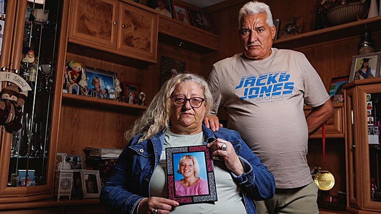María del Mar Bermúdez y Paco Palo, padres de Sandra, en su casa de Getafe