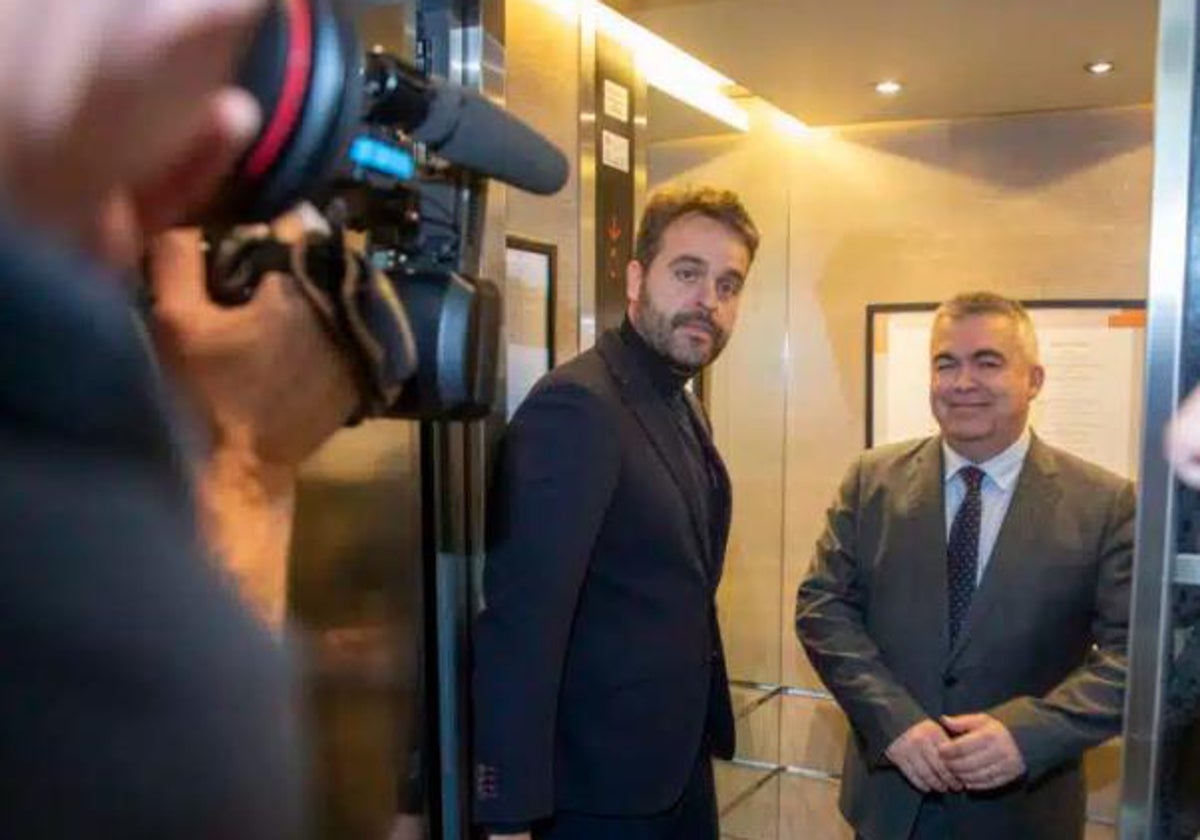 Santos Cerdán con Juan Francisco Serrano (izquierda) en el ascensor de hotel de Bruselas en noviembre de 2023