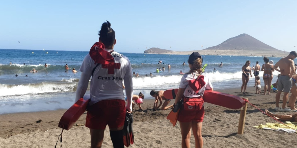 Una mujer, en estado grave tras ser rescatada del mar en parada cardiorrespiratoria en Tenerife