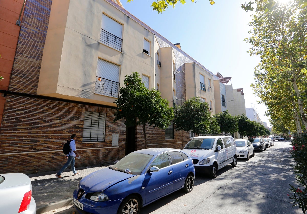 Un hombre camina por la avenida donde está la vivienda de la mujer fallecida
