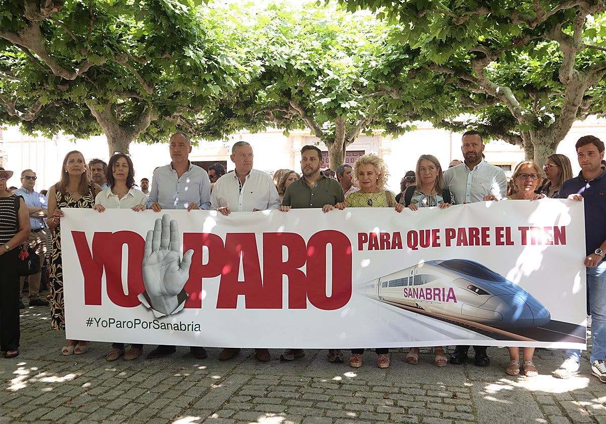 Representantes de la Diputación, con el presidente, Javier Faúndez, a la cabeza