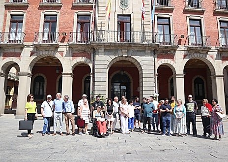 Imagen secundaria 1 - Instituciones y establecimientos comerciales han parado este martes en Zamora