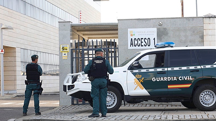 Agentes a las puertas del Parque Joyero