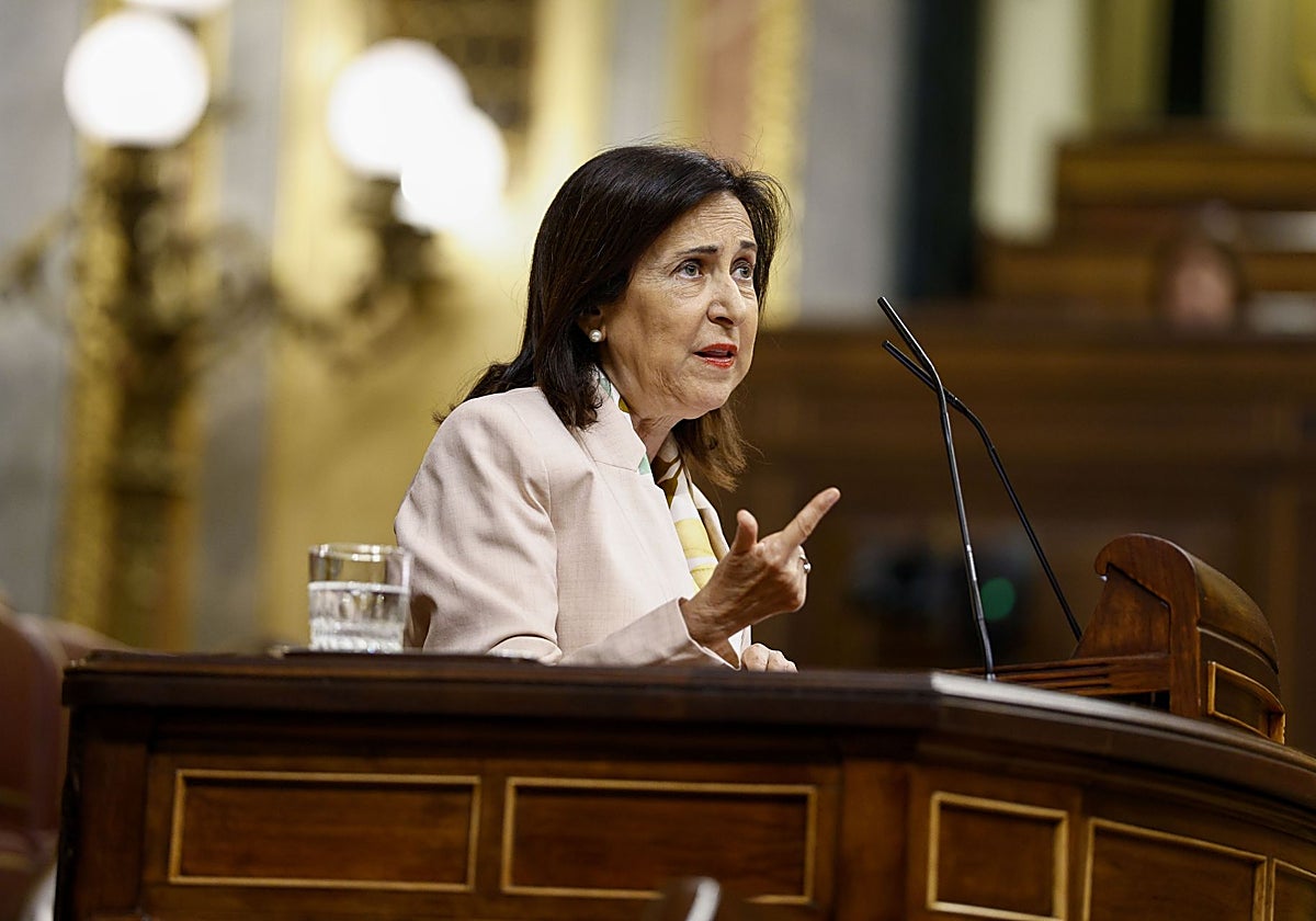 La ministra de Defensa, Margarita Robles, en la tribuna del Congreso