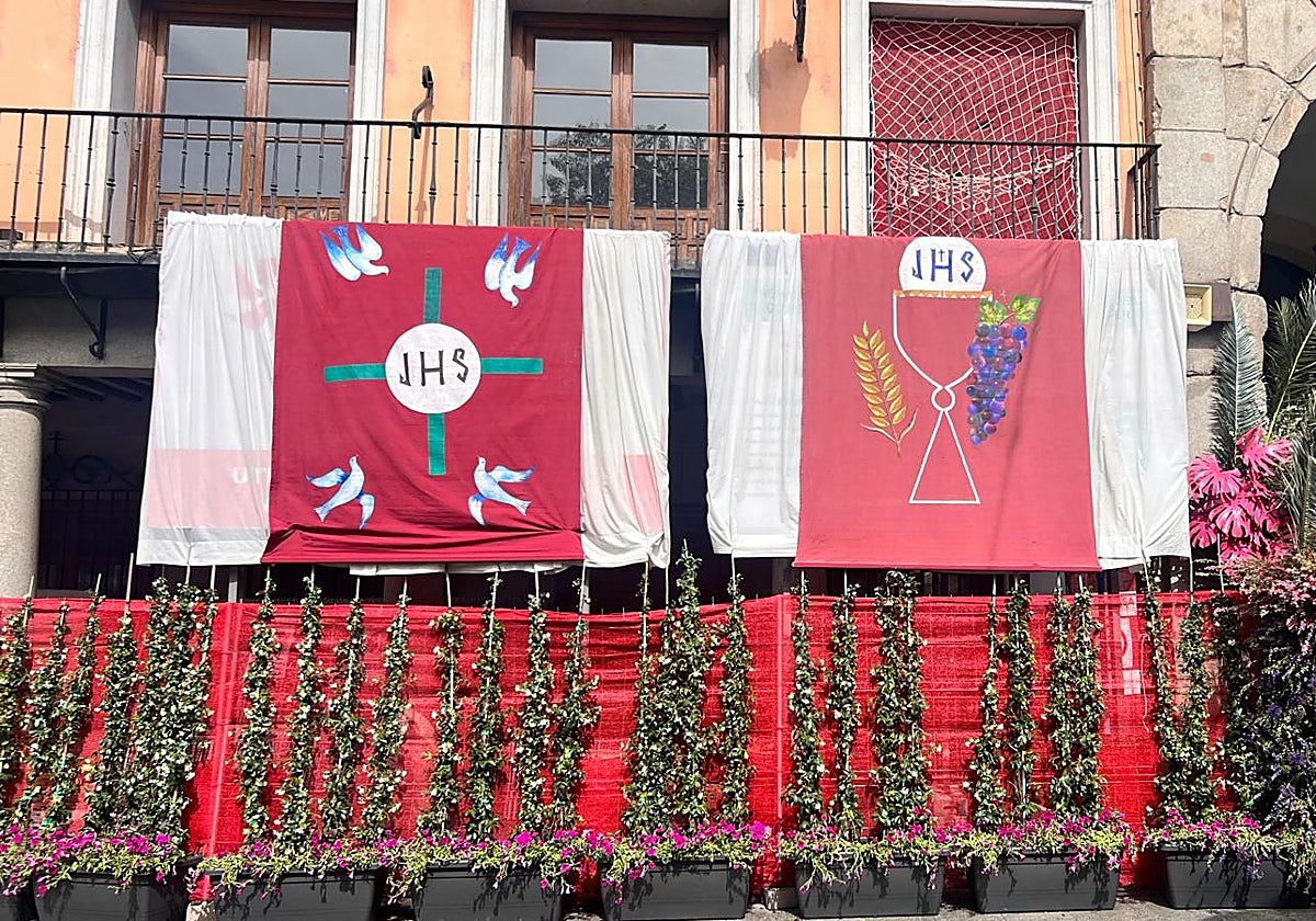 La ornamentación floral instalada en la Delegación del Gobierno no cubre al completo la valla de la obra