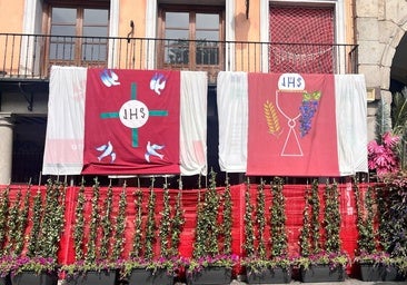 La ornamentación floral instalada en la Delegación no cubre al completo la valla de la obra del edificio de la Delegación del Gobierno