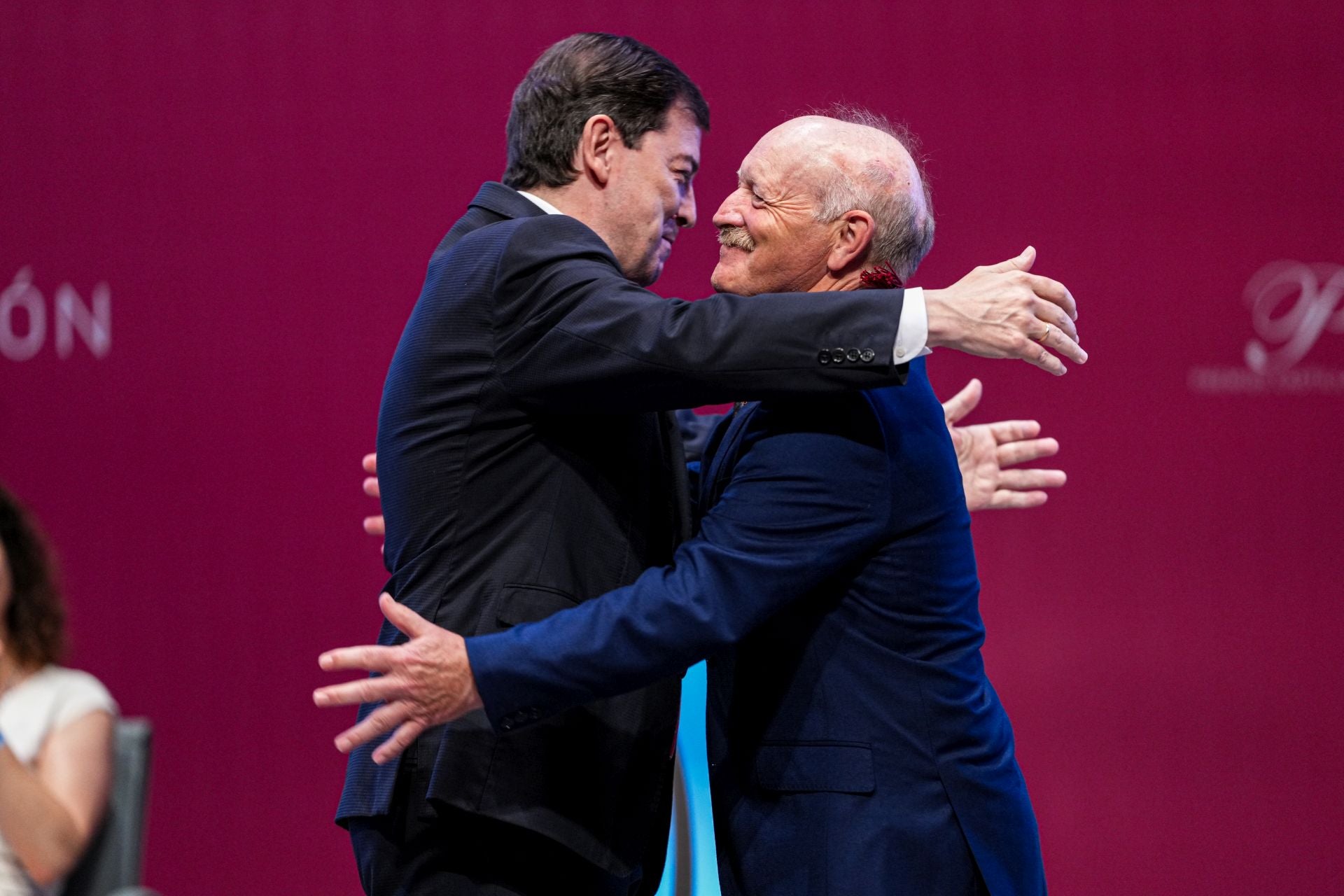 Enrique Pascual recibe de Mañueco el Premio Castilla y León del Deporte