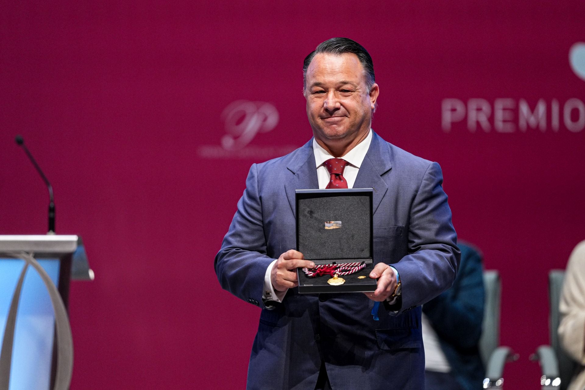 Íñigo Gamazo, con el premio de la Tauromaquia a la ganadería El Raso de Portillo