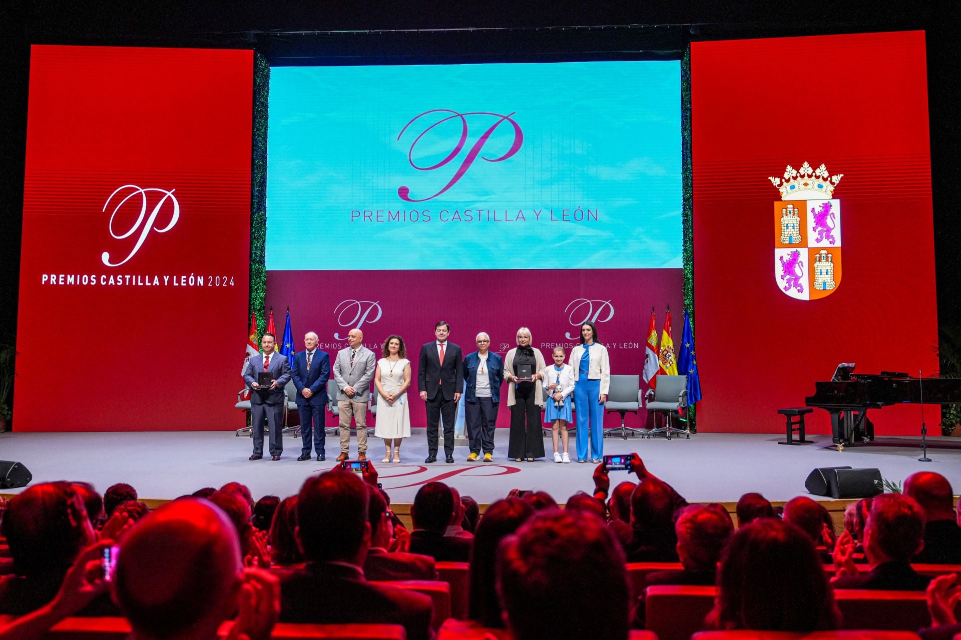 El presidente de la Junta, junto a los galardonados 
