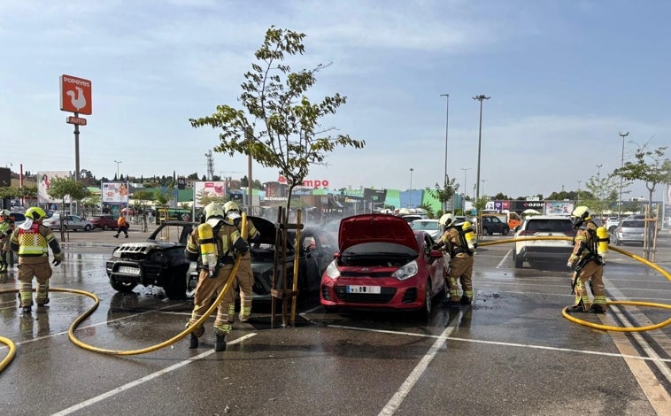 Imagen principal - Los Bomberos del Ayuntamiento de Toledo sofocan las llamas