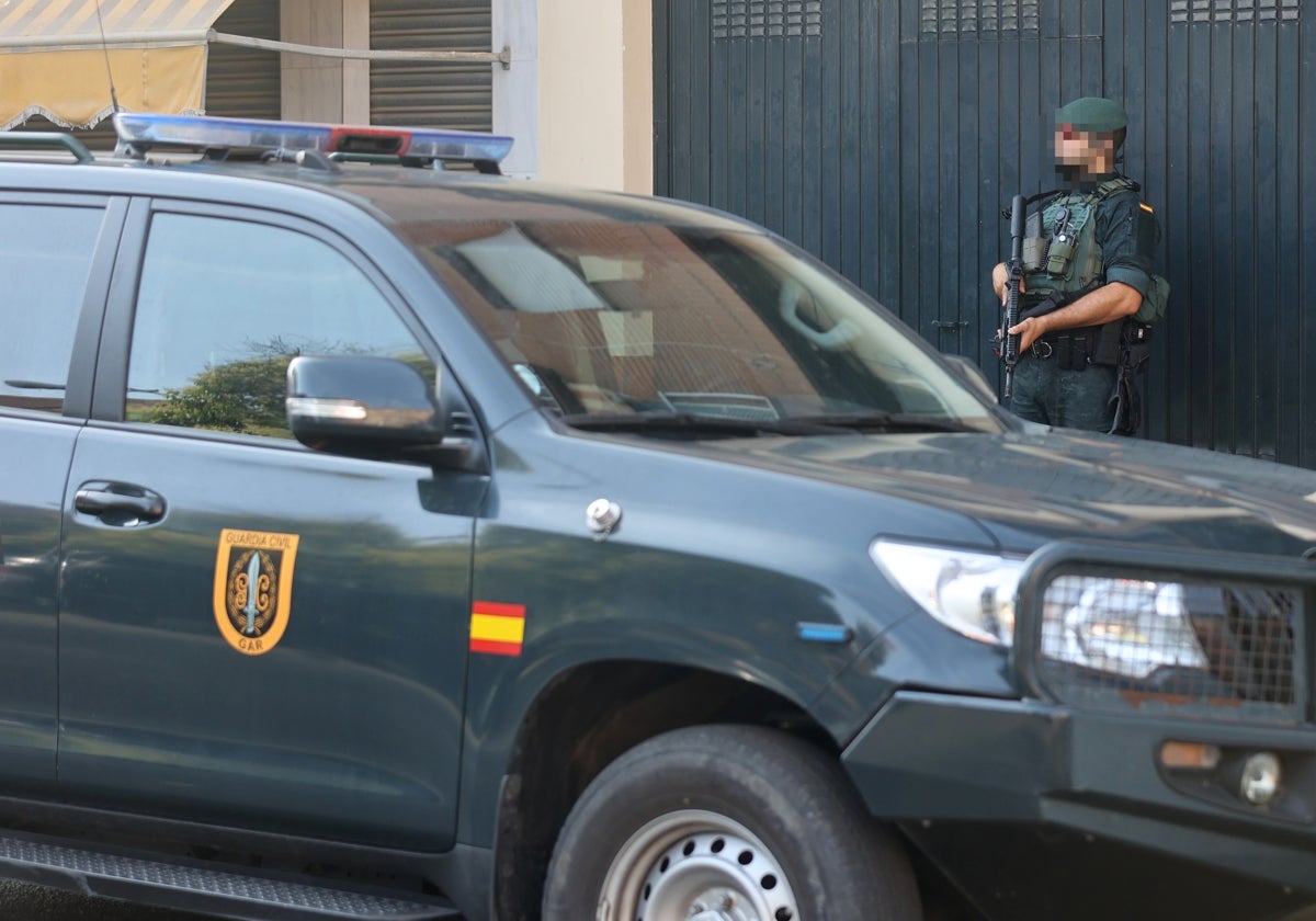Un guardia civil en la zona de Levante, esta mañana