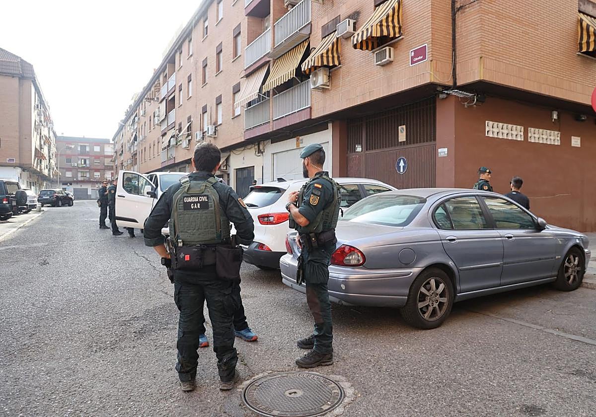 Miembros del operativo practicando los registros