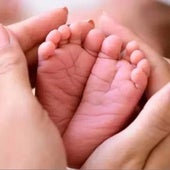 Una madre con su bebé recién nacido