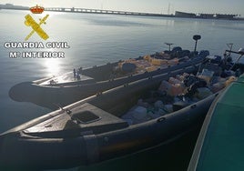 Dos narcolanchas con 500 petacas de combustible son interceptadas en Cádiz