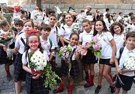 Los niños de Toledo cumplen con la tradición en la ofrenda floral del Corpus con temperaturas de verano