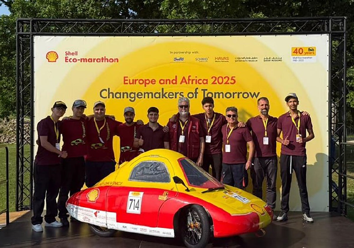 Docentes y equipo de participantes del IES Leonardo da Vinci de Alicante, junto al prototipo fabricado para el concurso internacional