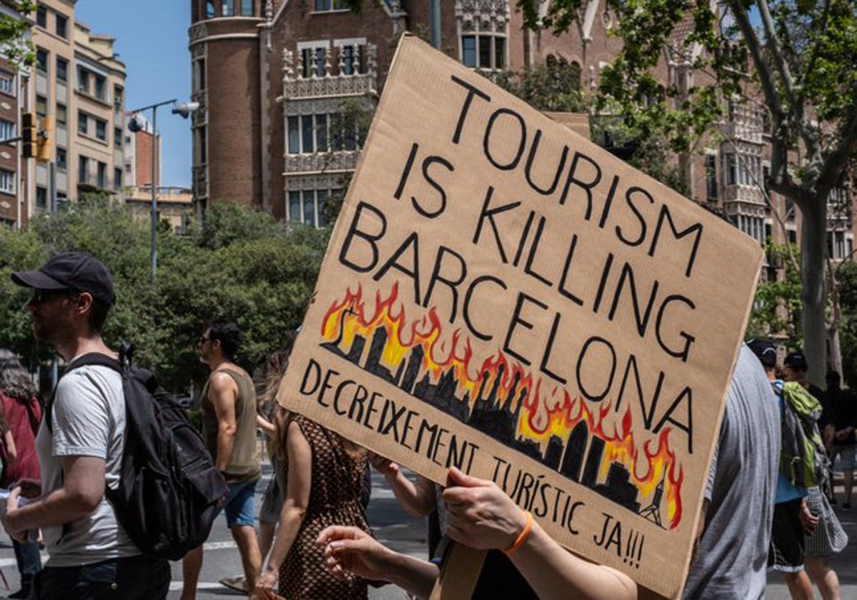 «El turismo esta matando Barcelona», lee un cartel en las protestas recientes