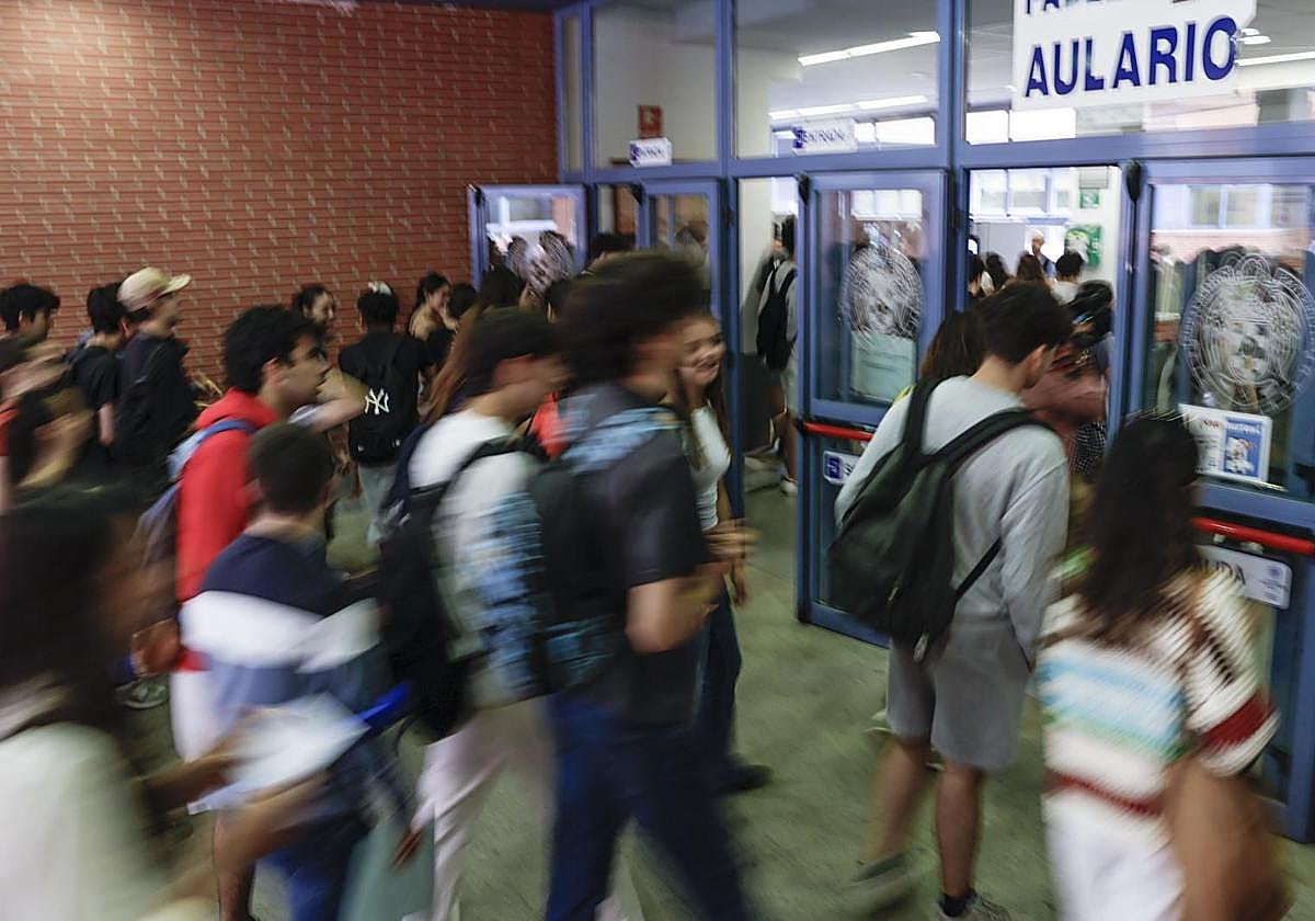 Varios estudiantes acceden a las aulas para enfrentarse a la Prueba de Acceso a la Universidad (PAU) en la Universidad Complutense de Madrid
