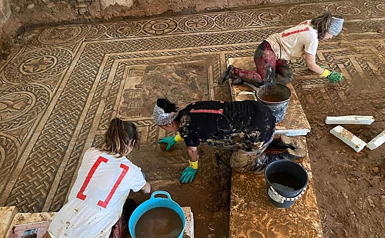 Imagen principal - Horas cruciales para el futuro de uno de los yacimientos más importantes de Aragón: limpian de barro, agua y troncos los mosaicos de La Malena