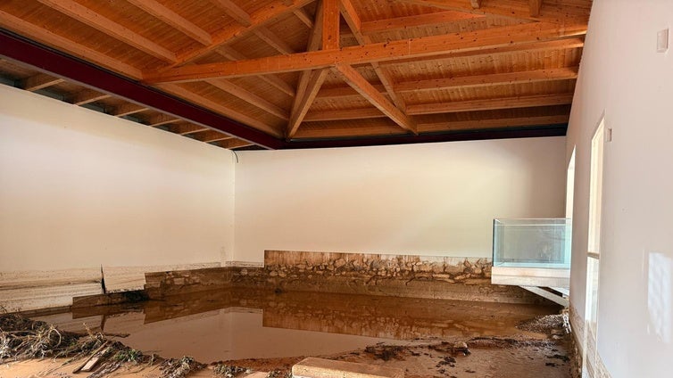 Horas cruciales para el futuro de uno de los yacimientos más importantes de Aragón: limpian de barro, agua y troncos los mosaicos  de La Malena