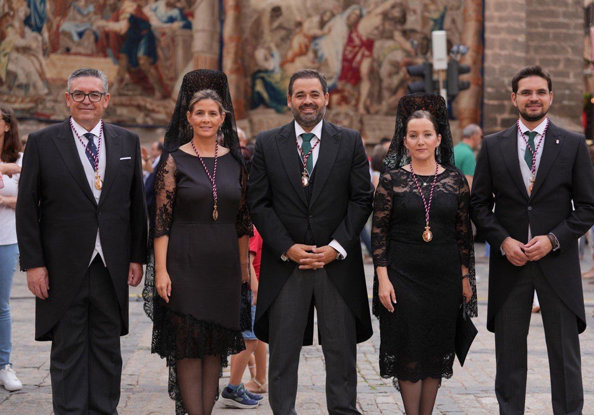 El líder de los populares autonómicos junto a miembros de su partido en la Plaza del Ayuntamiento