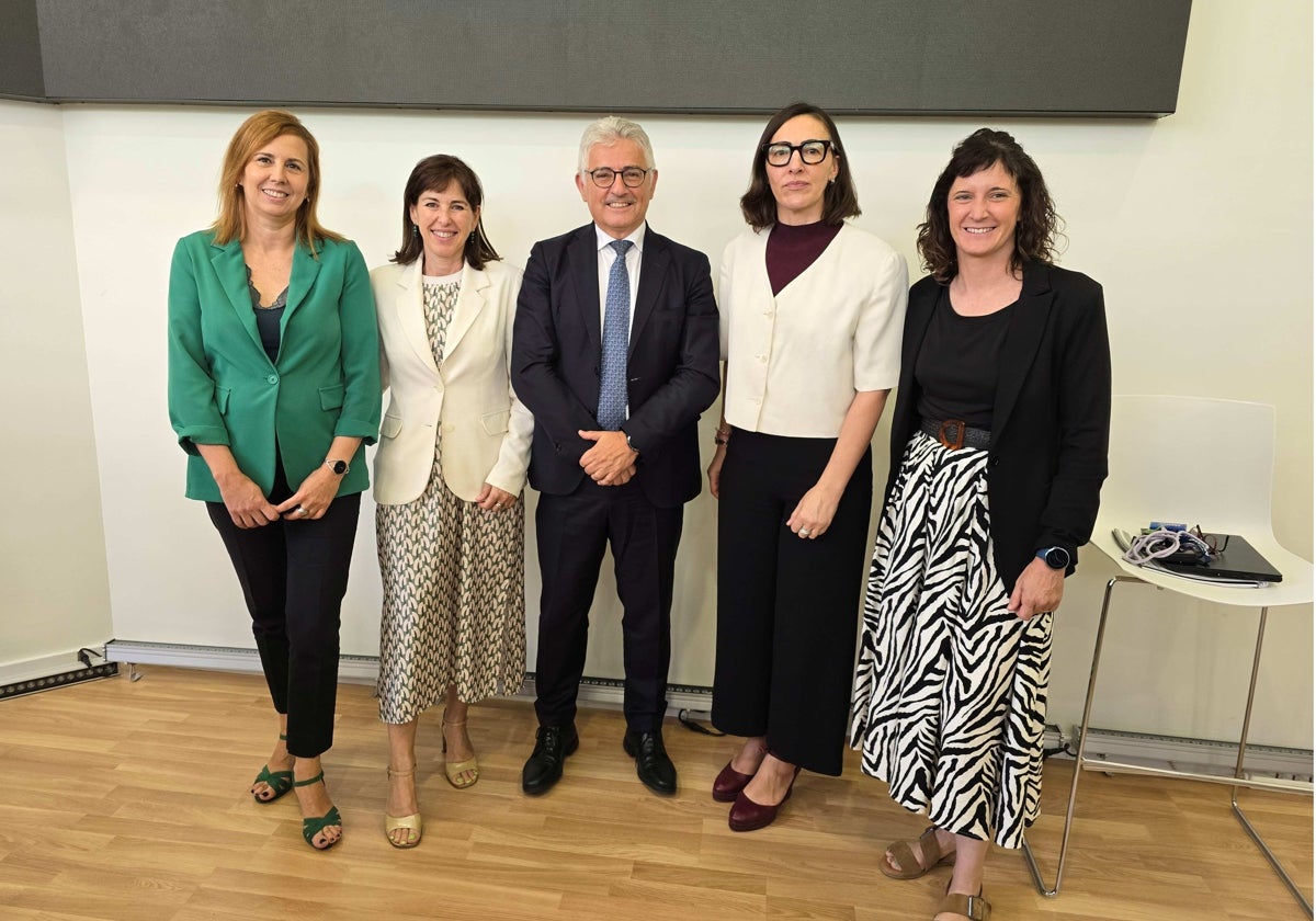 De izquierda a derecha, Nuria de Pedraza, Carlota Usatorre, José María Bonmatí, Ana Rodríguez Castaño y Laia Balañá tras participar este jueves en la presentación del informe en la sede de AECOC en Barcelona