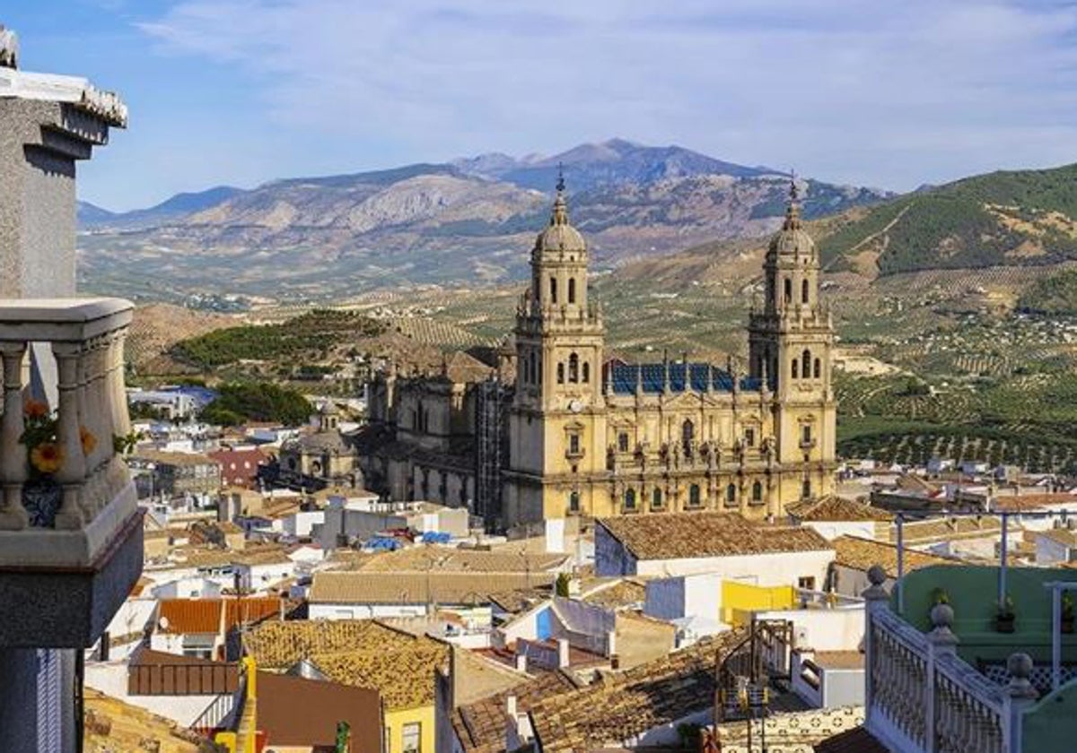 Vista panorámica de la capital jiennense, con la Catedral al fondo