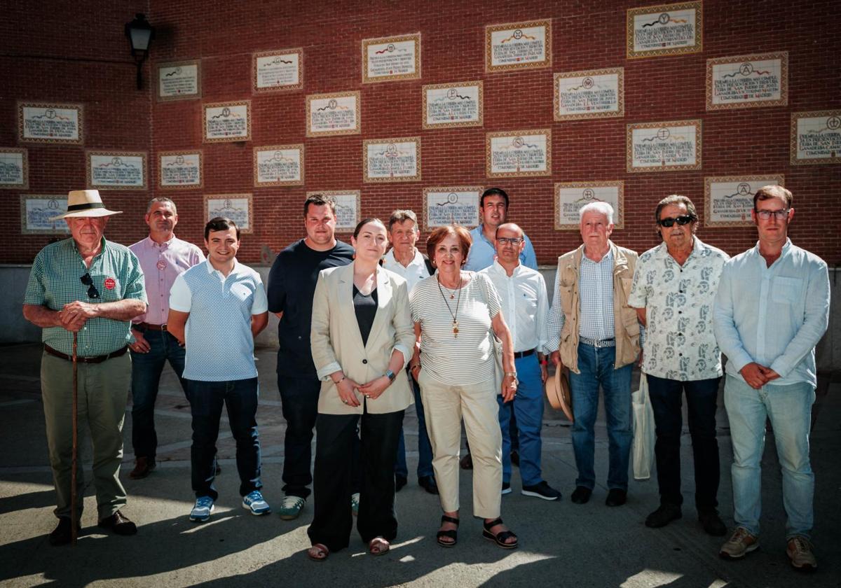 Los socios posan en el interior de Las Ventas