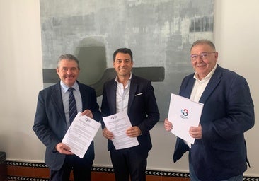 Manuel Murillo, Leopoldo Izquierdo y Manuel Luque, en la firma del acuerdo