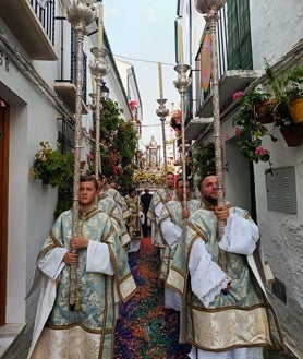 Imagen secundaria 2 - Distintos momentos de la procesión del Corpus Christi