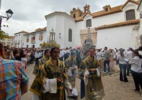 Imagen secundaria 1 - Distintos momentos de la procesión del Corpus Christi
