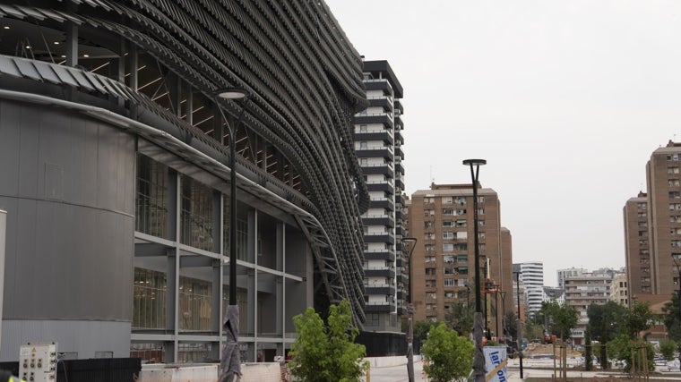 Imagen del Roig Arena con las fincas colindantes de fondo