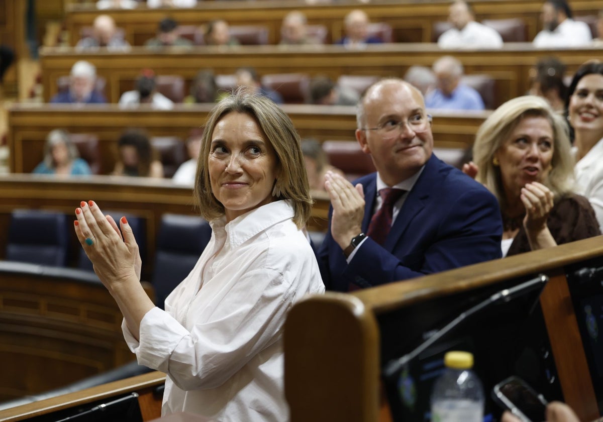 La bancada del PP aplaude en un momento del pleno este jueves