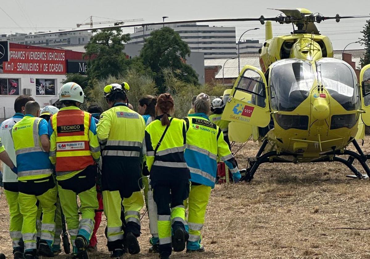 Trabajadores de Summa 112 trasladan en helicóptero al accidentado en Arganda.