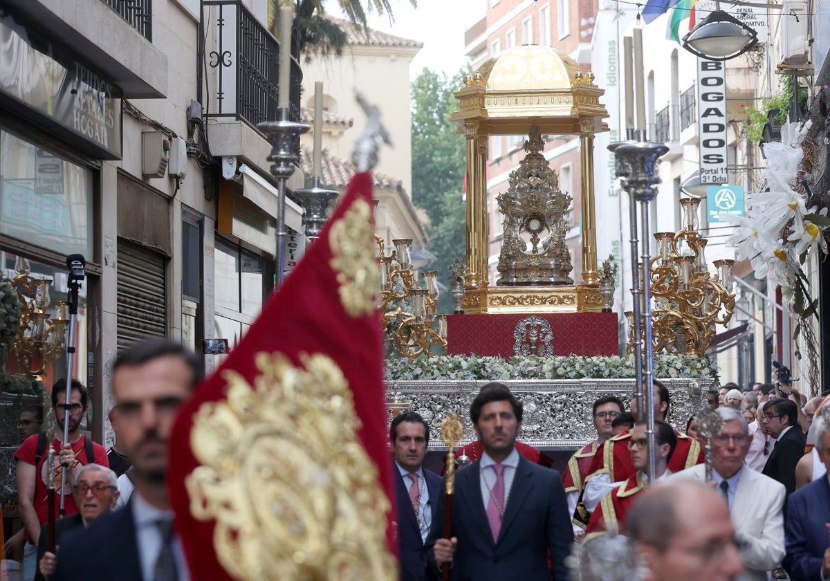 La procesión del Corpus de la hermandad de la Sentencia y de la parroquia de San Nicolás, por las calles del Centro, el jueves