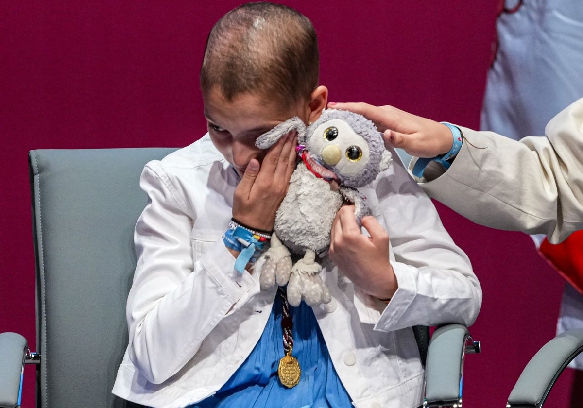 La jovencísima María Caamaño, emocionada tras recibir el Premio Castilla y León de Valores Humanos