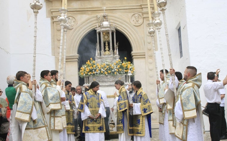 Imagen principal - Distintos momentos de la procesión del Corpus Christi