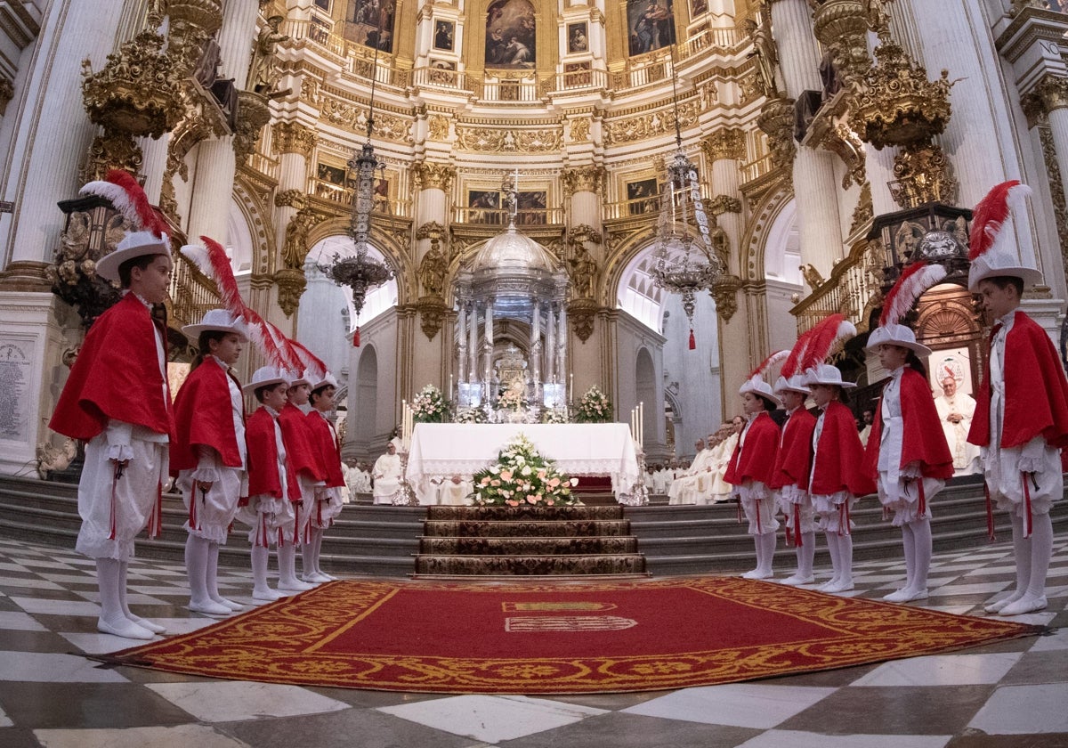 Los Seises, ante el altar mayor de la catedral de Granada