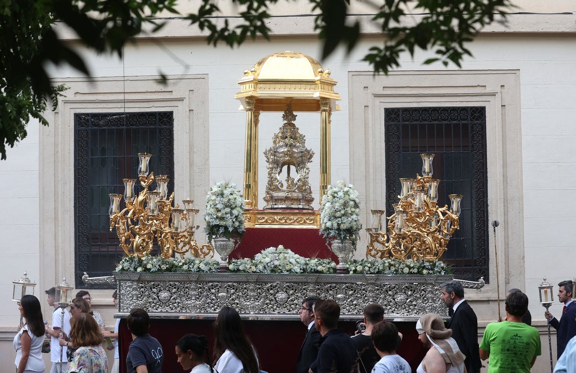 La procesión del Santísimo desde San Nicolás por las calles de Córdoba, en imágenes