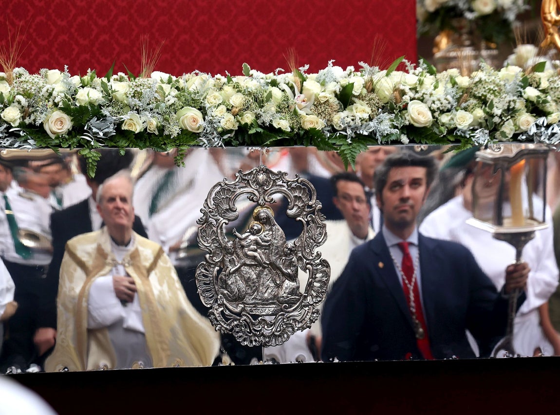 La procesión del Santísimo desde San Nicolás por las calles de Córdoba, en imágenes