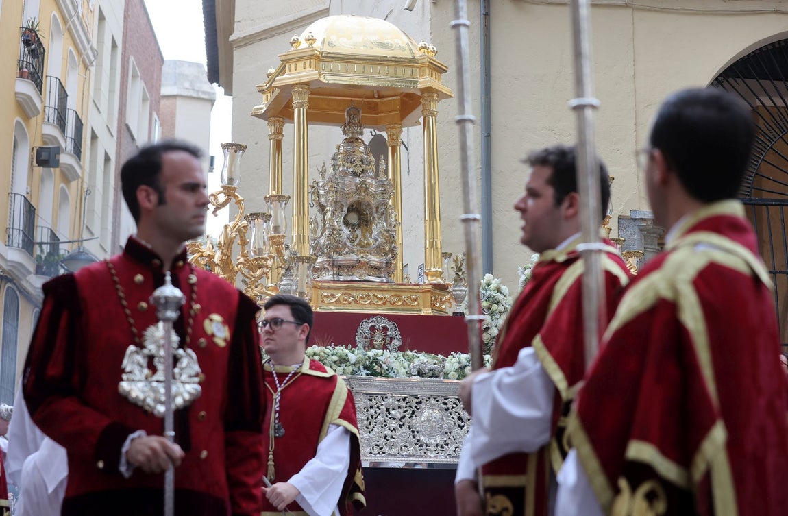 La procesión del Santísimo desde San Nicolás por las calles de Córdoba, en imágenes