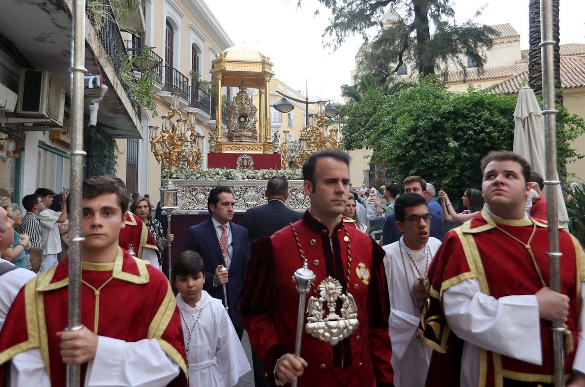 La procesión del Santísimo desde San Nicolás por las calles de Córdoba, en imágenes