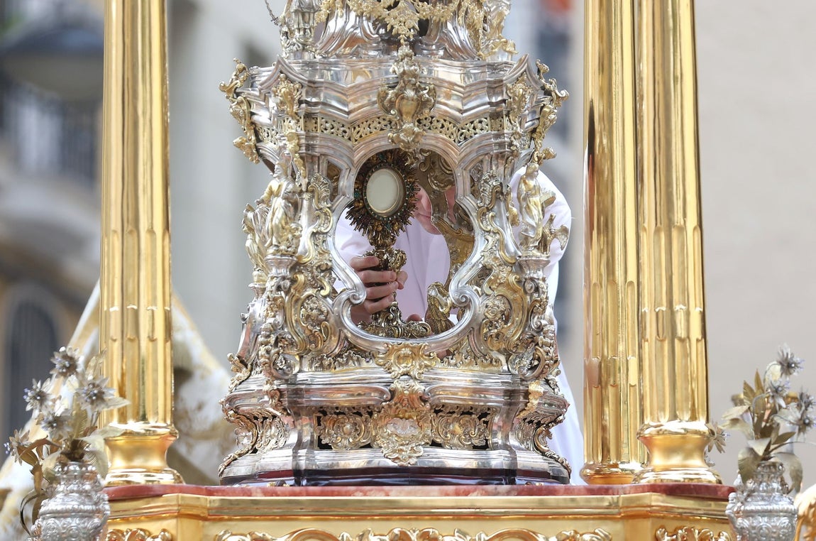 La procesión del Santísimo desde San Nicolás por las calles de Córdoba, en imágenes