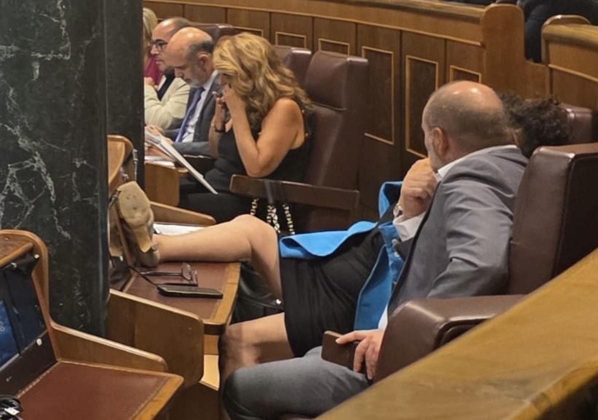 La diputada de ERC Pilar Vallugera con una pierna sobre el escaño de Ábalos.