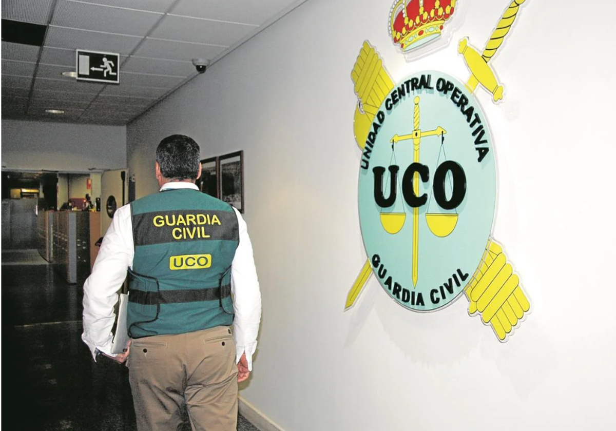 Un agente de la Unidad Central Operativa (UCO) en sus instalaciones