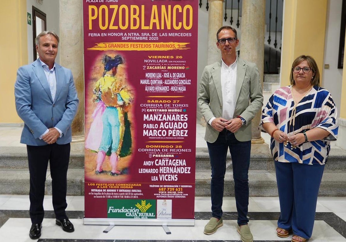 Antonio Tejero y Santiago Cabello custodian el cartel con los festejos de septiembre