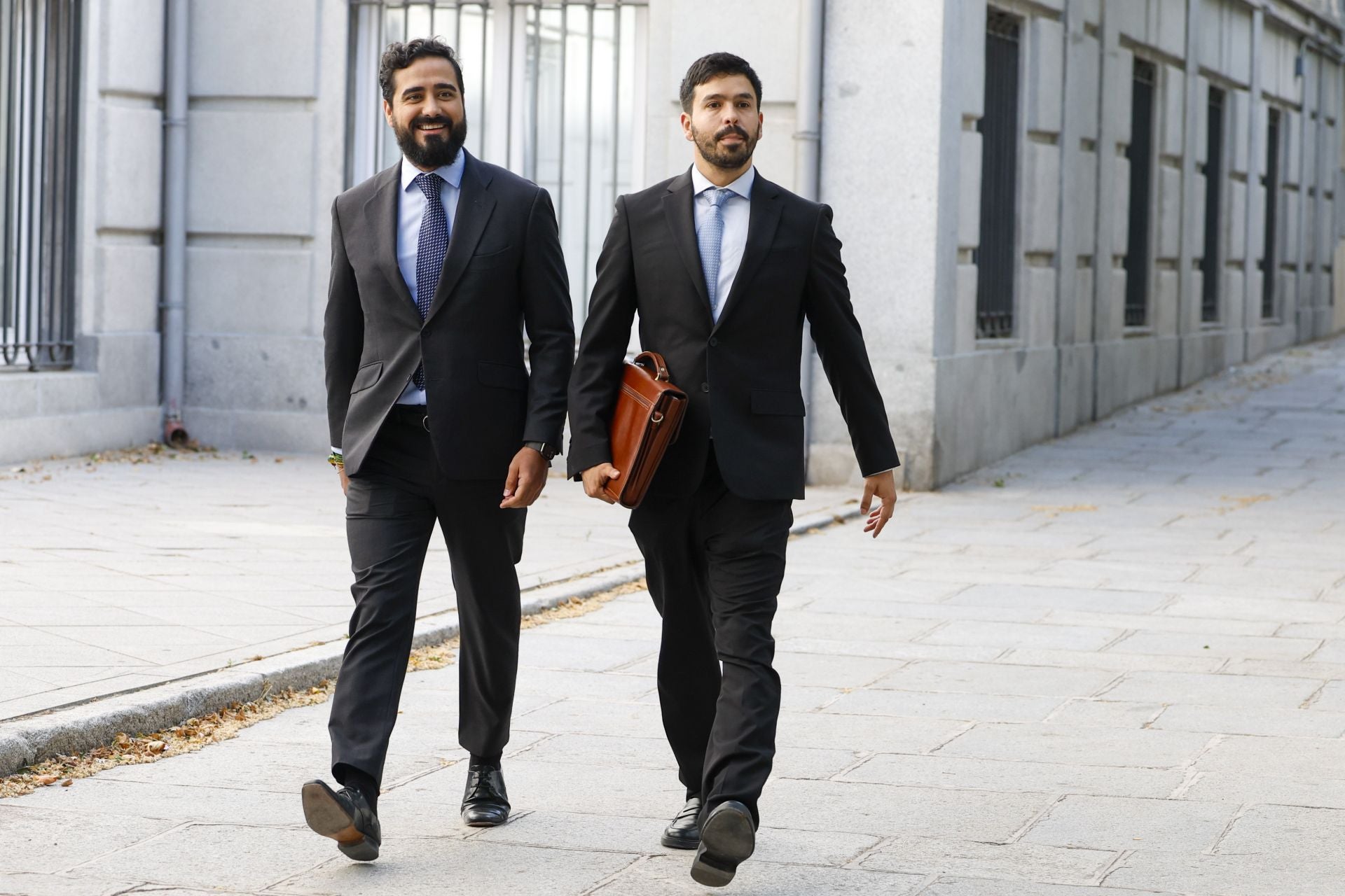 El eurodiputado Luis Pérez Fernández (i), conocido como Alvise, a su llegada al Tribunal