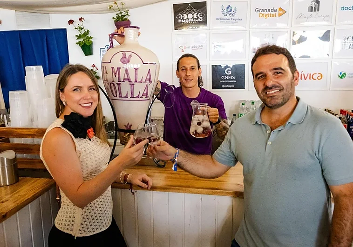 Dos usuarios de la caseta La Malafollá comparten una jarra de bulanico