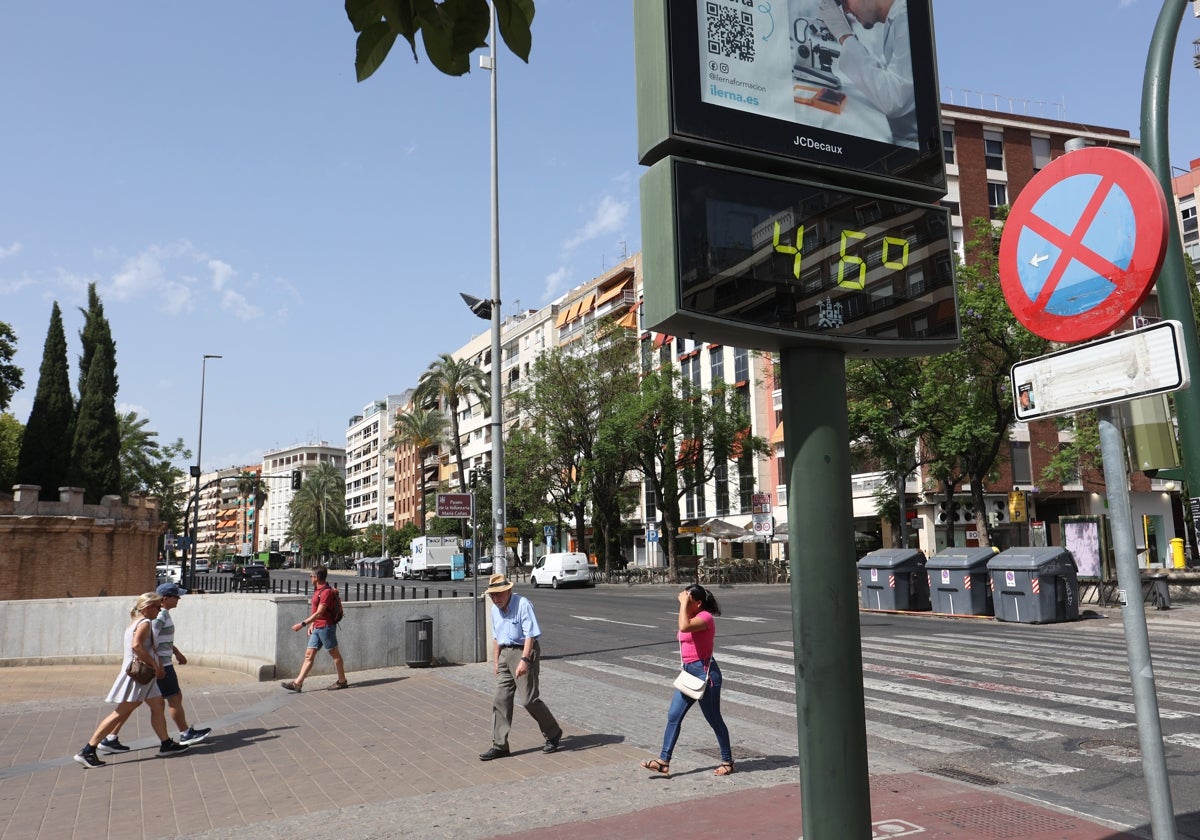 Ciudadanos cruzan el Paseo de la Victoria a 46 grados esta semana